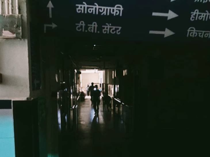 बिजली गुल होने के चलते दो ऑपरेशन टाले गए।