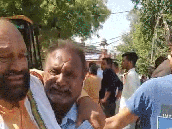 The father wept outside the district hospital of Alwar over the death of his son.