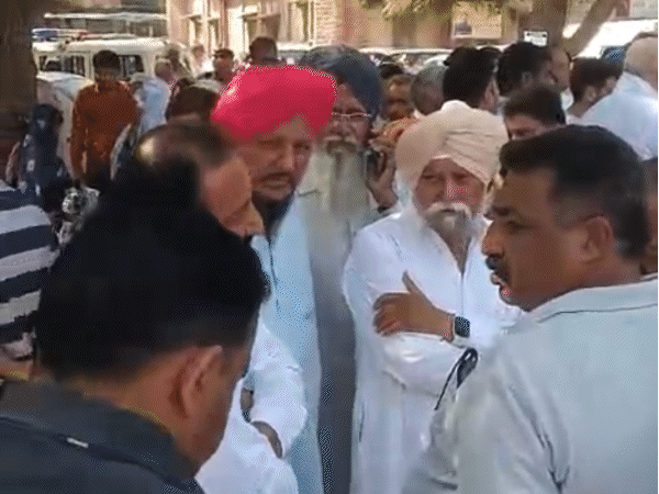 After the death of the young man, people of Hindu organizations sat on a dharna in front of the hospital.