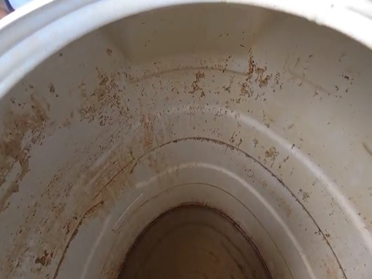 स्कूल के पानी टंकी में गंदगी।