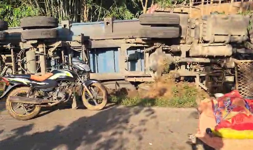 पाकुड़ में पत्थर लदा अनियंत्रित ट्रेलर कच्चे मकान में घुसा:  घर में सो रहे शख्स की मौत, आक्रोशित ग्रामीणों ने किया सड़क जाम – Pakur News