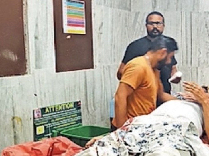 Jugalkishore and Sanjeev Seth undergoing treatment in the hospital. Both the eyewitnesses had informed the police about the incident.