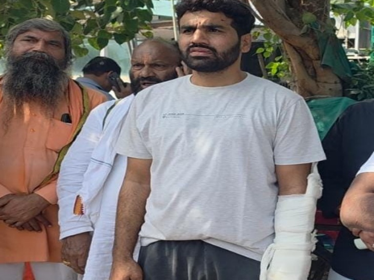 Karan's cousin Chintu. Whose hand is fractured. Who was coming with his wife at night.