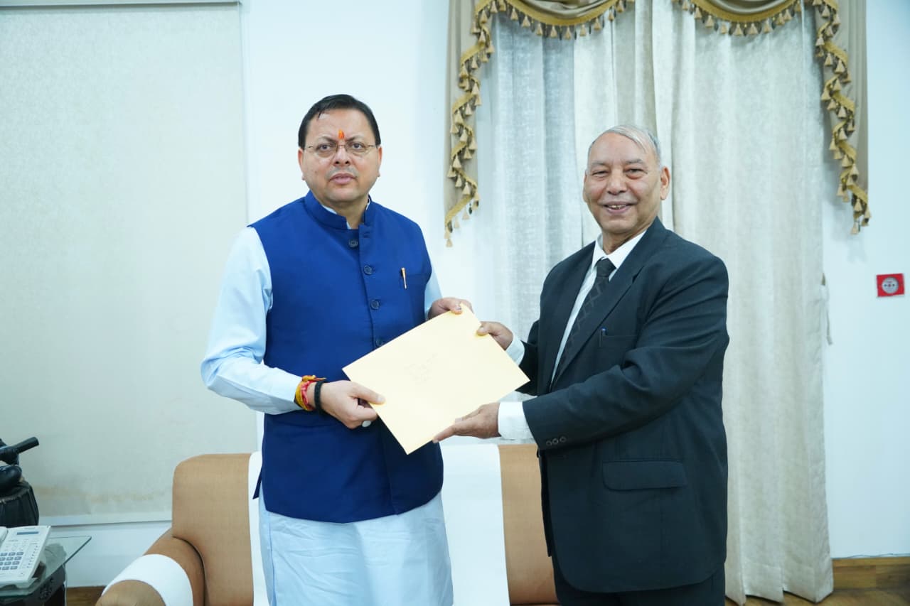 Former Justice of Uttarakhand High Court U.C. Dhyani handing over the report to CM Dhami.
