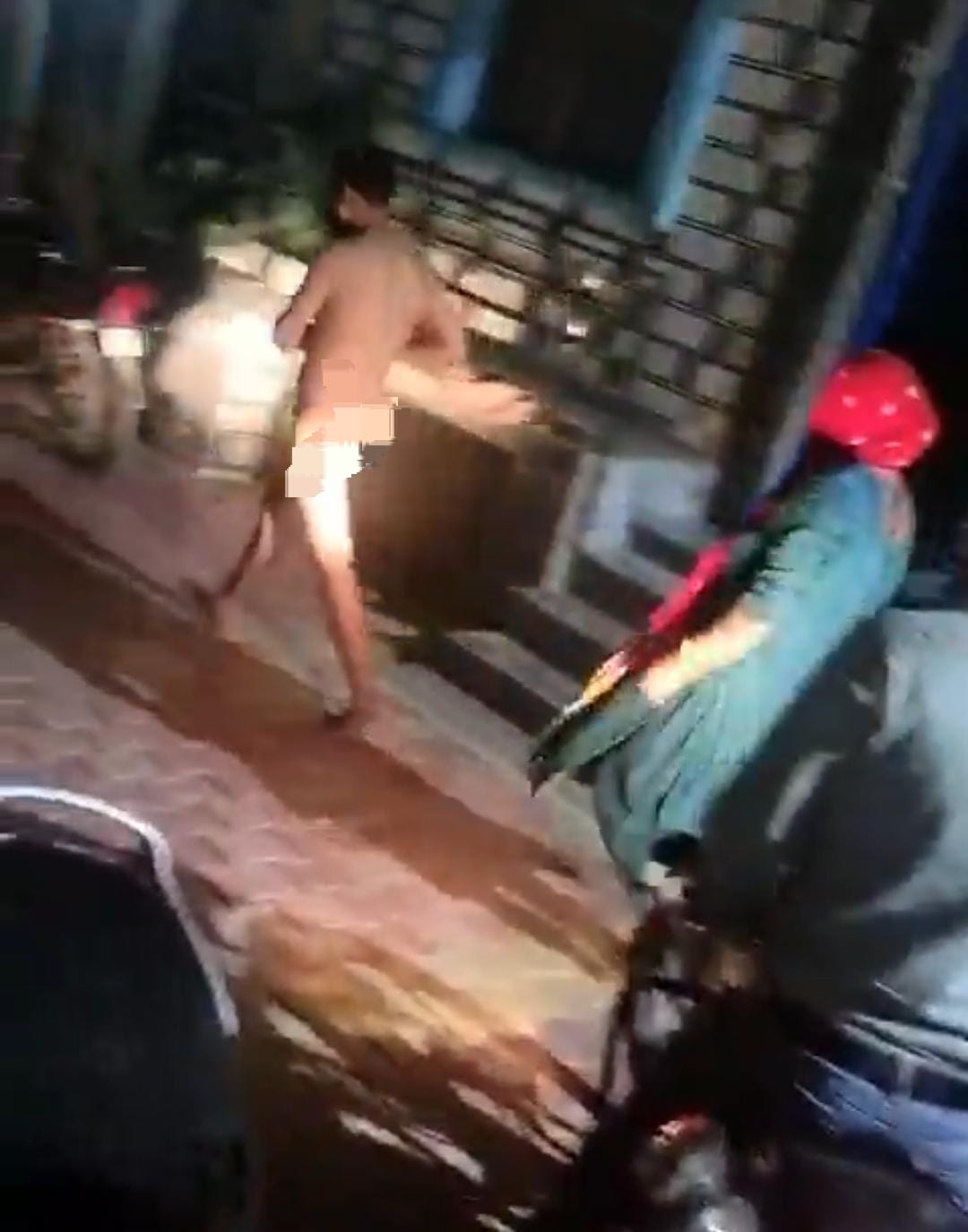 लोगों से करता है गलत हरकत