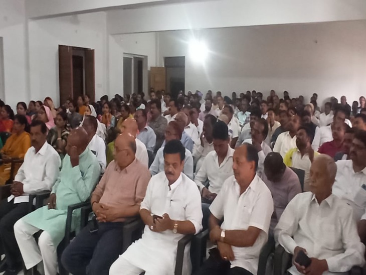 बैठक में उपस्थित कांग्रेस पदाधिकारी व सदस्य