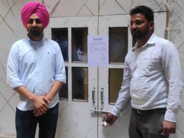 होटल को सील करते निगम अधिकारी।