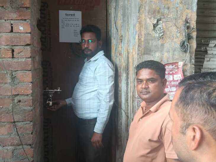 गोल्डन टेंपल क्षेत्र में तंग गली में बनाए जा रहे होटल को सील किया गया।