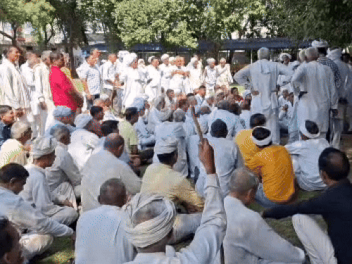 आईजी ऑफिस पहुंचे ग्रामीण।