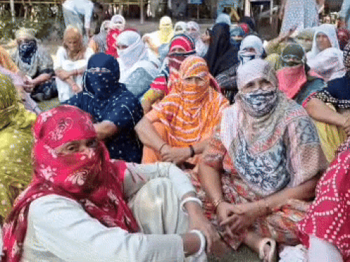 आईजी ऑफिस पहुंची गांव किलोई की महिलाएं।