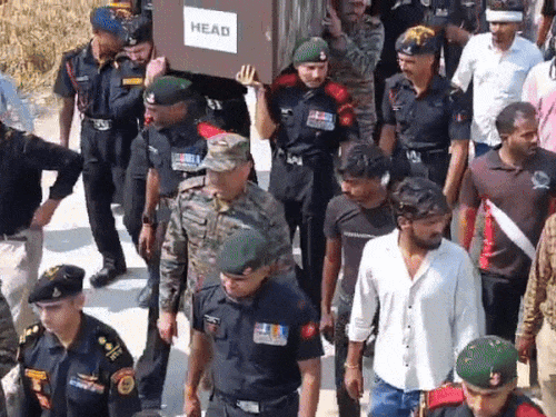 समय सिंह के पार्थिव शरीर को कंधा देते सेना के जवान, साथ में जाते गांव वाले।