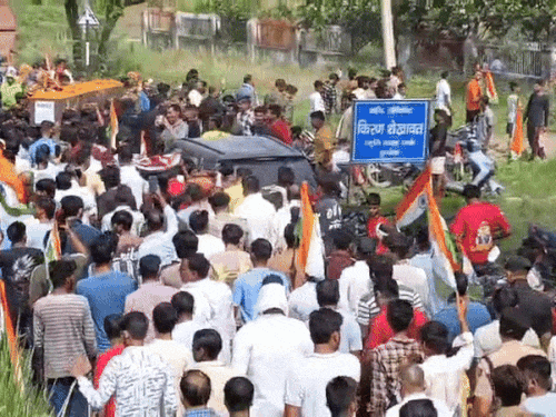 समय सिंह की अंतिम यात्रा में गांव वालों ने देशभक्ति के नारे लगाए।