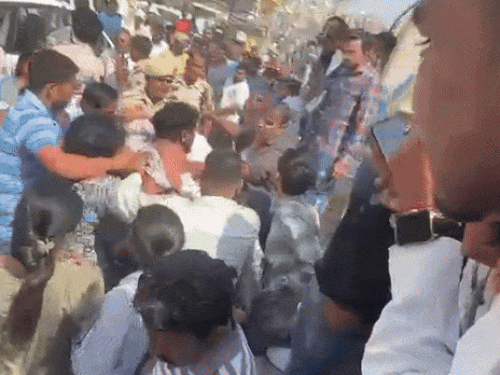 वारदात के दौरान मौके पर स्थानीय लोगों की भीड़ जुट गई।