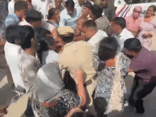 हमलावरों की भीड़ ने बीच सड़क पर पुलिस के साथ मारपीट की।