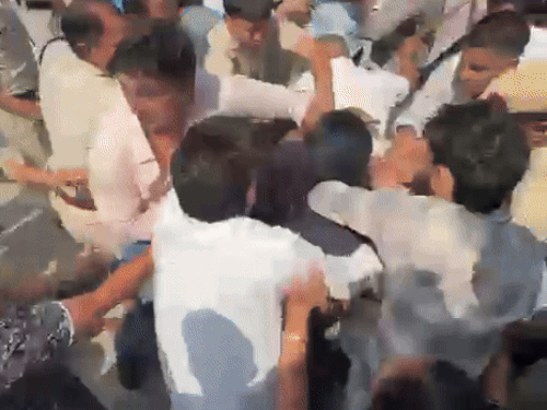 पुलिस के साथ धक्का-मुक्की कर छुड़वाने का प्रयास करते हमलावर।