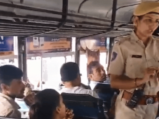 कालिका टीम की ओर से शहरवासियों को राजकोप एप के बारे में जानकारी दी जा रही है। - Dainik Bhaskar