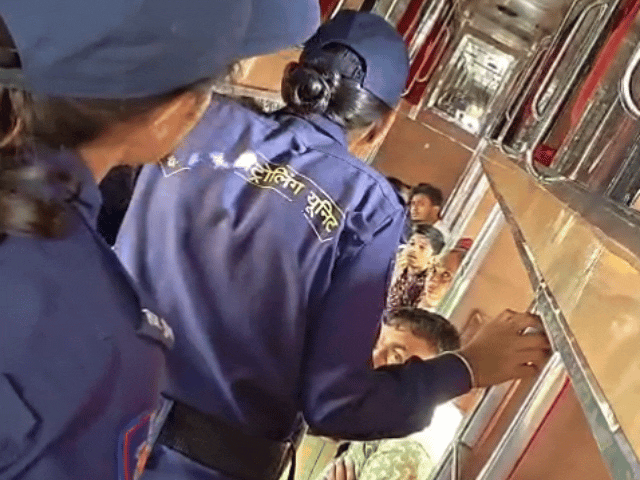 कालिका टीम बसों से लेकर पब्लिक पैलेस पर लोगों को राजकोप ऐप के फीचर के बारे में जानकारी दे रही है।।