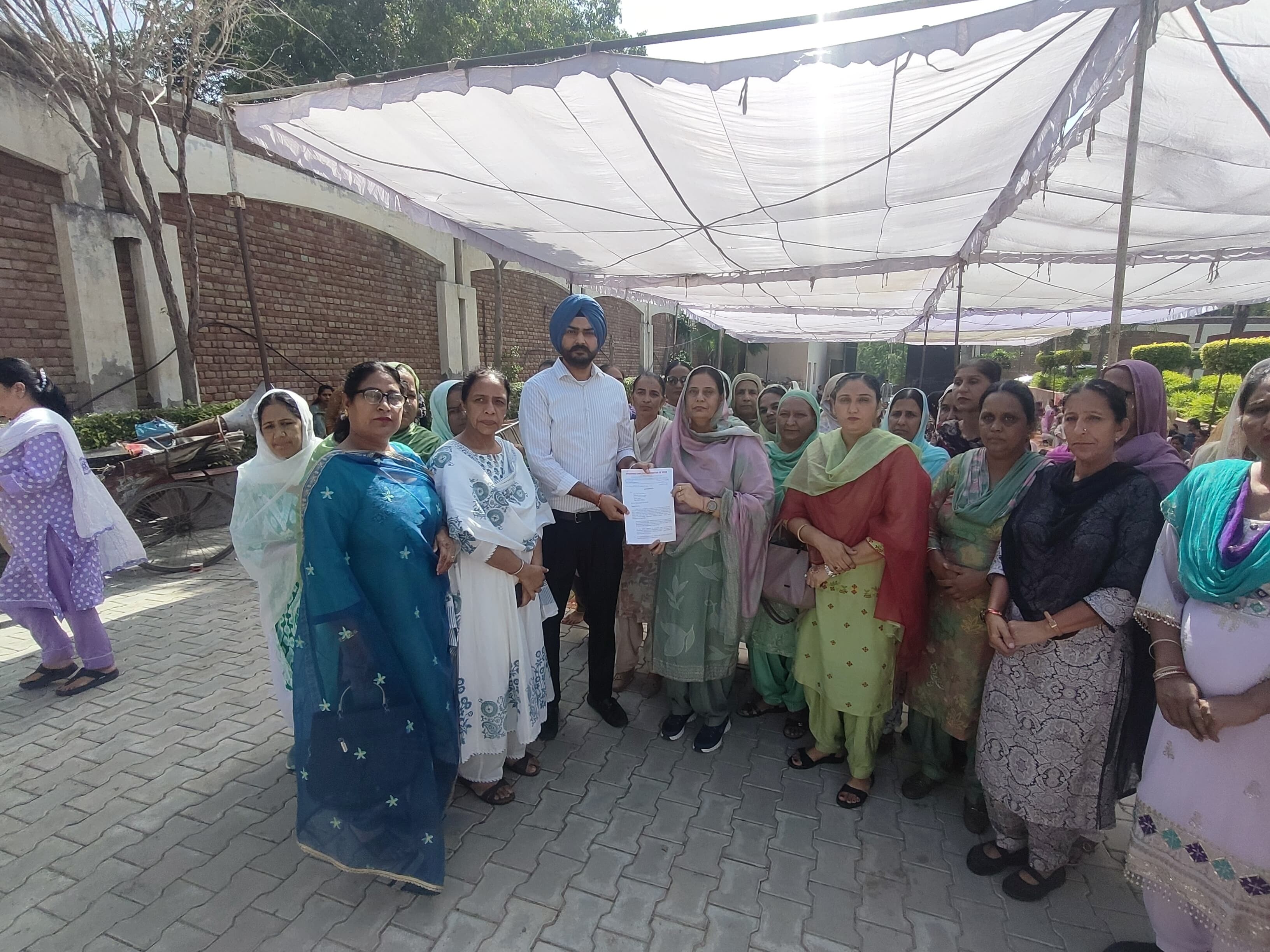 दफ्तर में मौजूद पी ए को मांग पत्र सौंपतीं वर्कर्स।