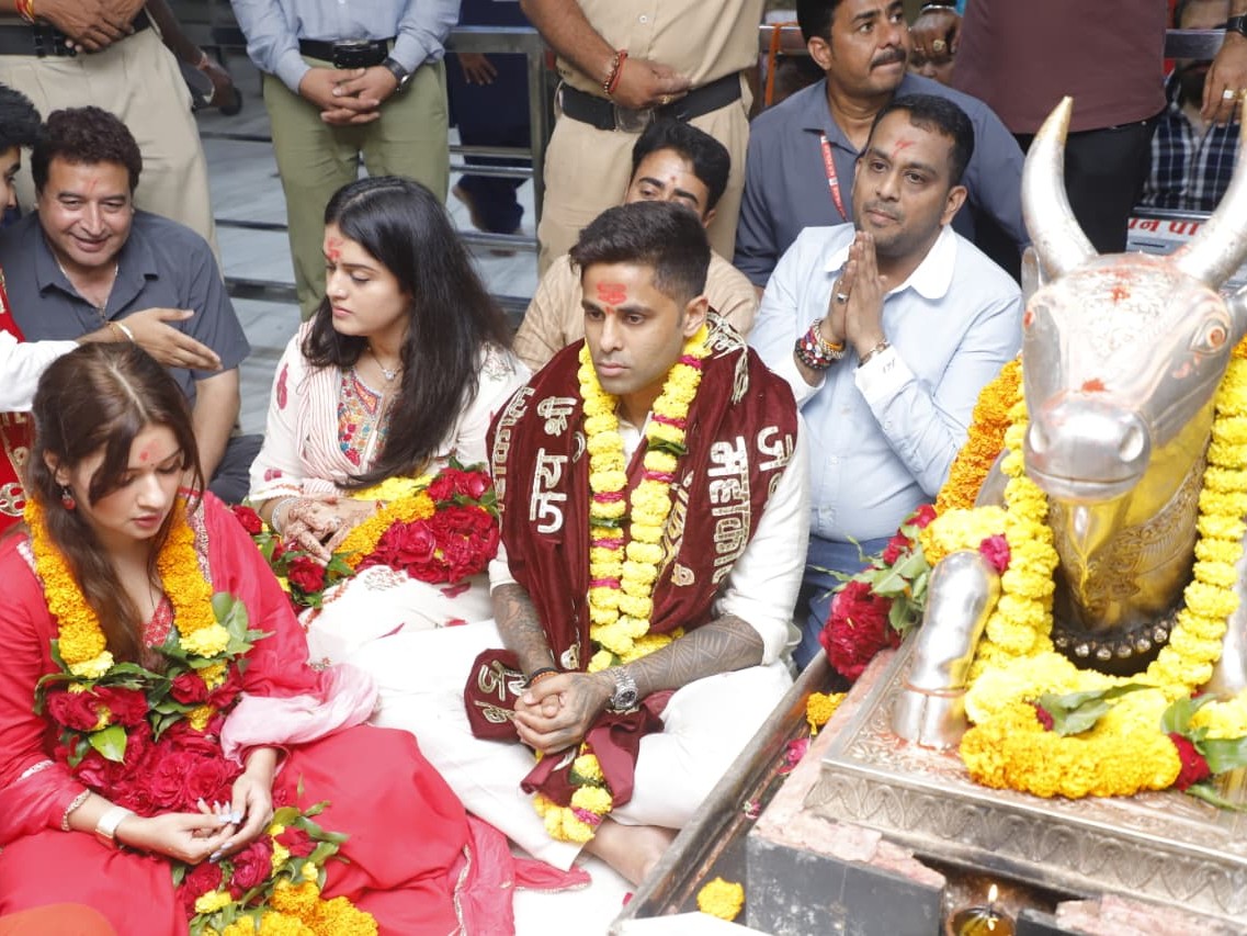 सूर्यकुमार यादव ने नंदी हॉल में बैठकर पुजारियों द्वारा किए गए मंत्रोच्चार को भी सुना।