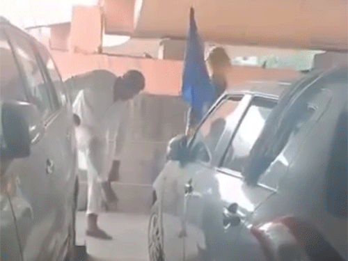 गाड़ी से निशान साहिब का झंड़ा उतारते निहंग।