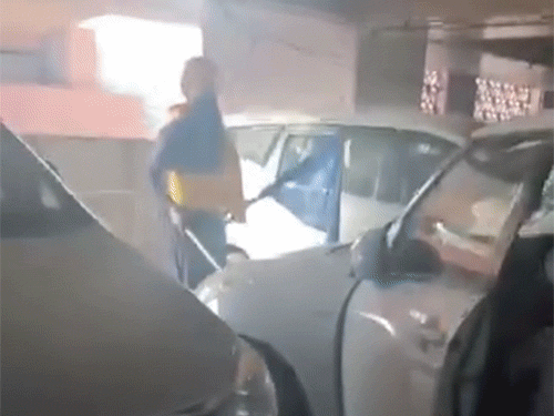 विरोध के बाद आरोपी युवक गाड़ी में बैठकर वहां से चले गए।