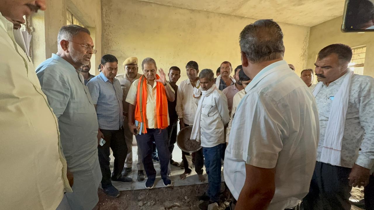 निर्माण कामों में अनियमितता बरती जा रही है।