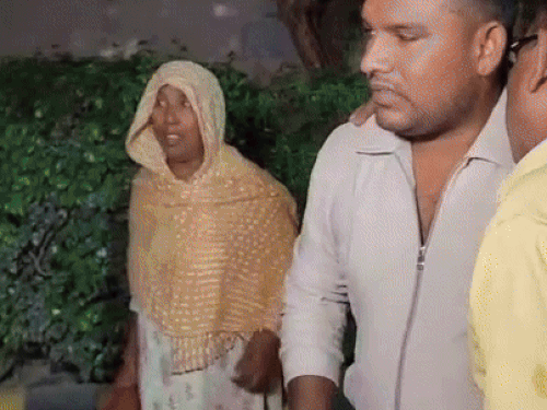 महिला की मौत के बाद रात को सिविल अस्पताल में पहुंचे परिजन।