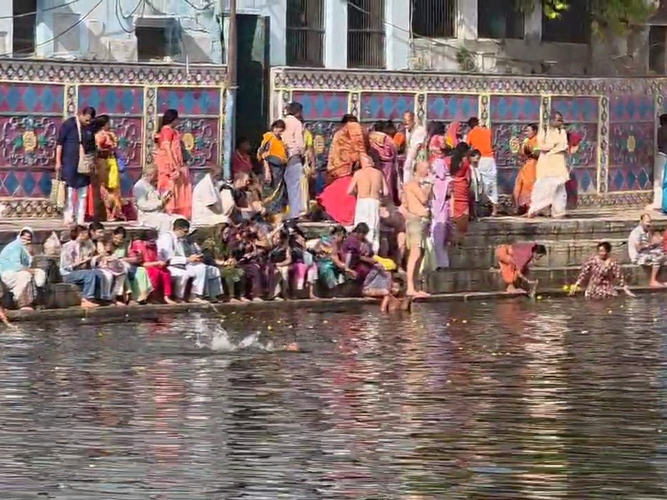 Couple takes bath in Radha Kund on Ahoi Ashtami | अहोई अष्टमी पर राधाकुंड में दंपति ने स्नान किया: अर्धरात्री में हाथ पकड़र स्नान करने पर संतान प्राप्ति की ...