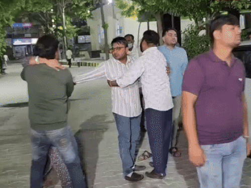 पत्नी की मौत के बाद रात को मौके पर पहुंचा पति परवेज अली।
