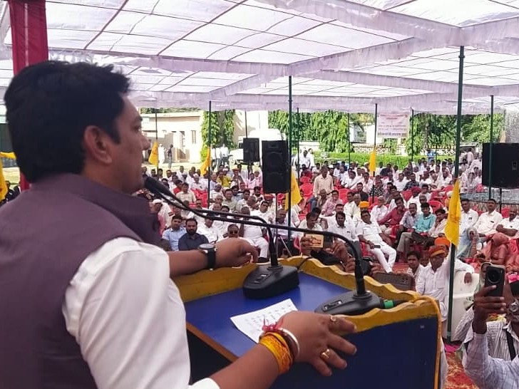 माली सैनी समाज सम्मेलन में मंत्री अविनाश गहलोत संबोधित करते हुए।