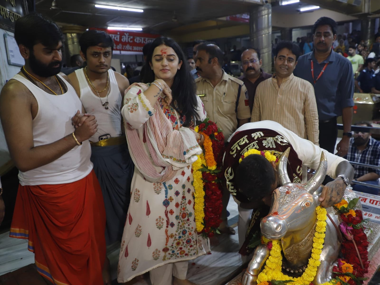 सूर्यकुमार ने अपनी पत्नी के साथ नंदी के कान में अपनी मनोकामना भी कही।