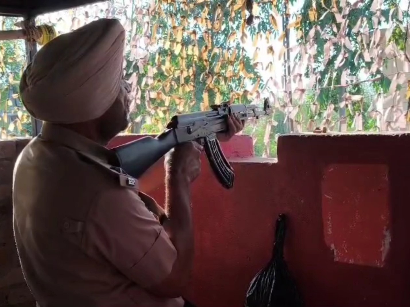 हथियार से लैंस पुलिसकर्मी।