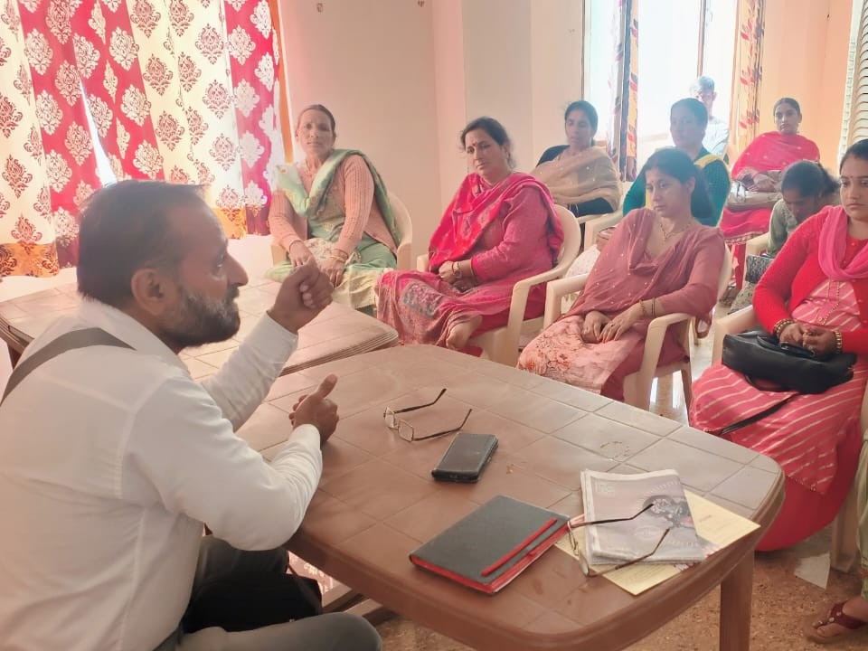 मिड-डे मिल वर्करों से अपनी बात रखते नेता