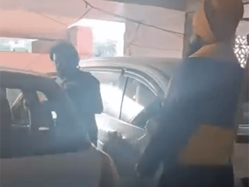 गोल्डन टेंपल की पार्किंग में नशा करते युवकों का VIDEO:  अमृतसर में निहंग ने डंडे से पीटा; गाड़ी से निशान साहिब का झंडा उतारा – Amritsar News