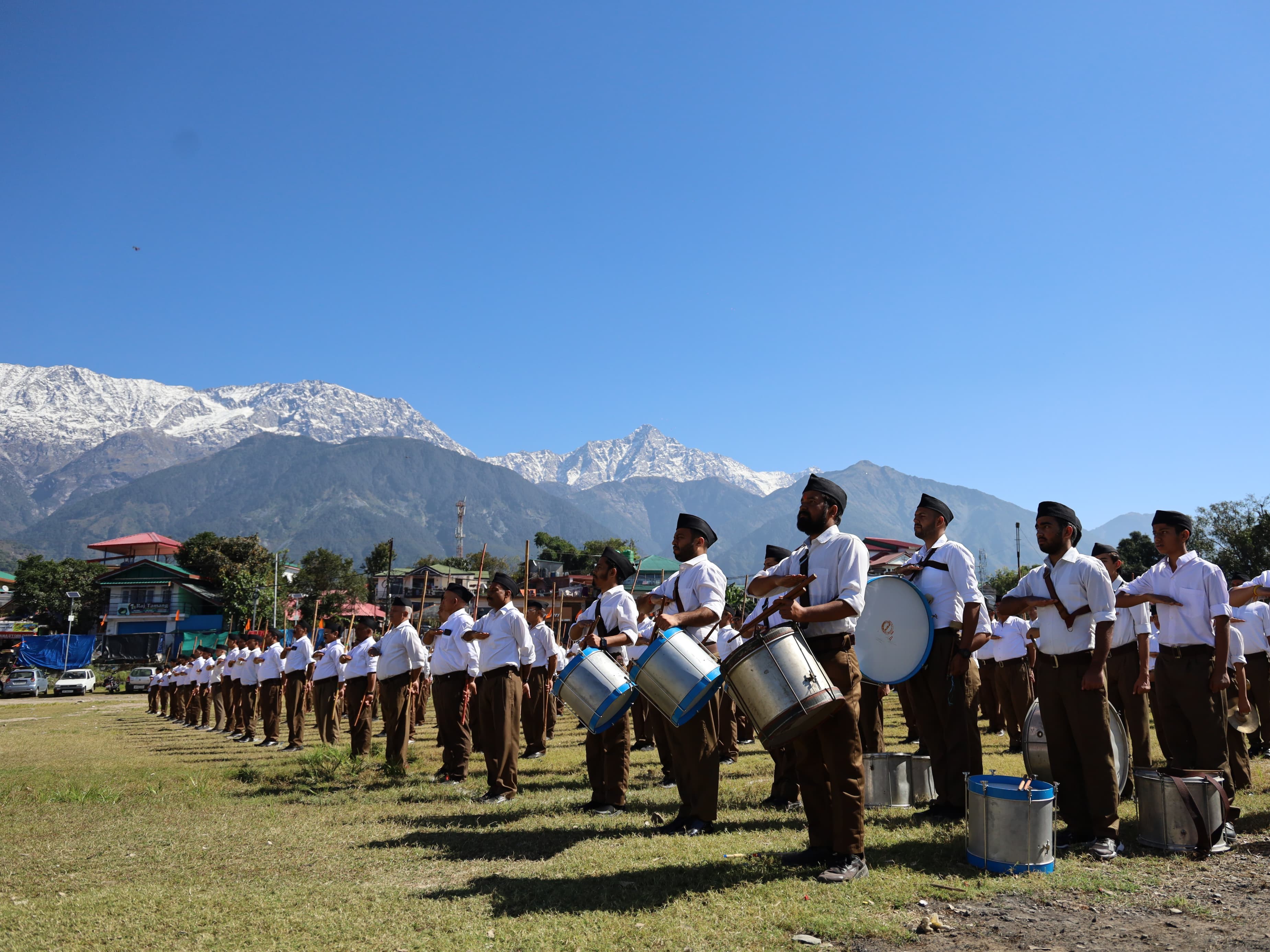 कार्यक्रम के ड्रम बजाते आरएसएस कार्यकर्ता।