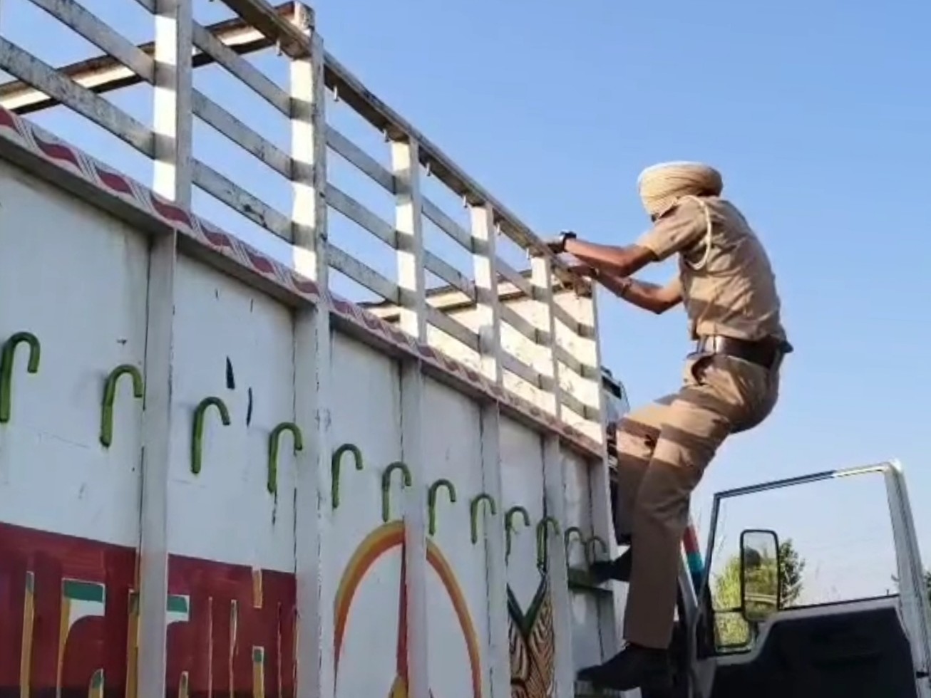 त्योहारों से पहले पठानकोट सीमा पर सुरक्षा बढ़ी:  पुलिस ने फ्लैग मार्च निकाला, वाहनों की चेकिंग और सर्च ऑपरेशन चलाया – Pathankot News
