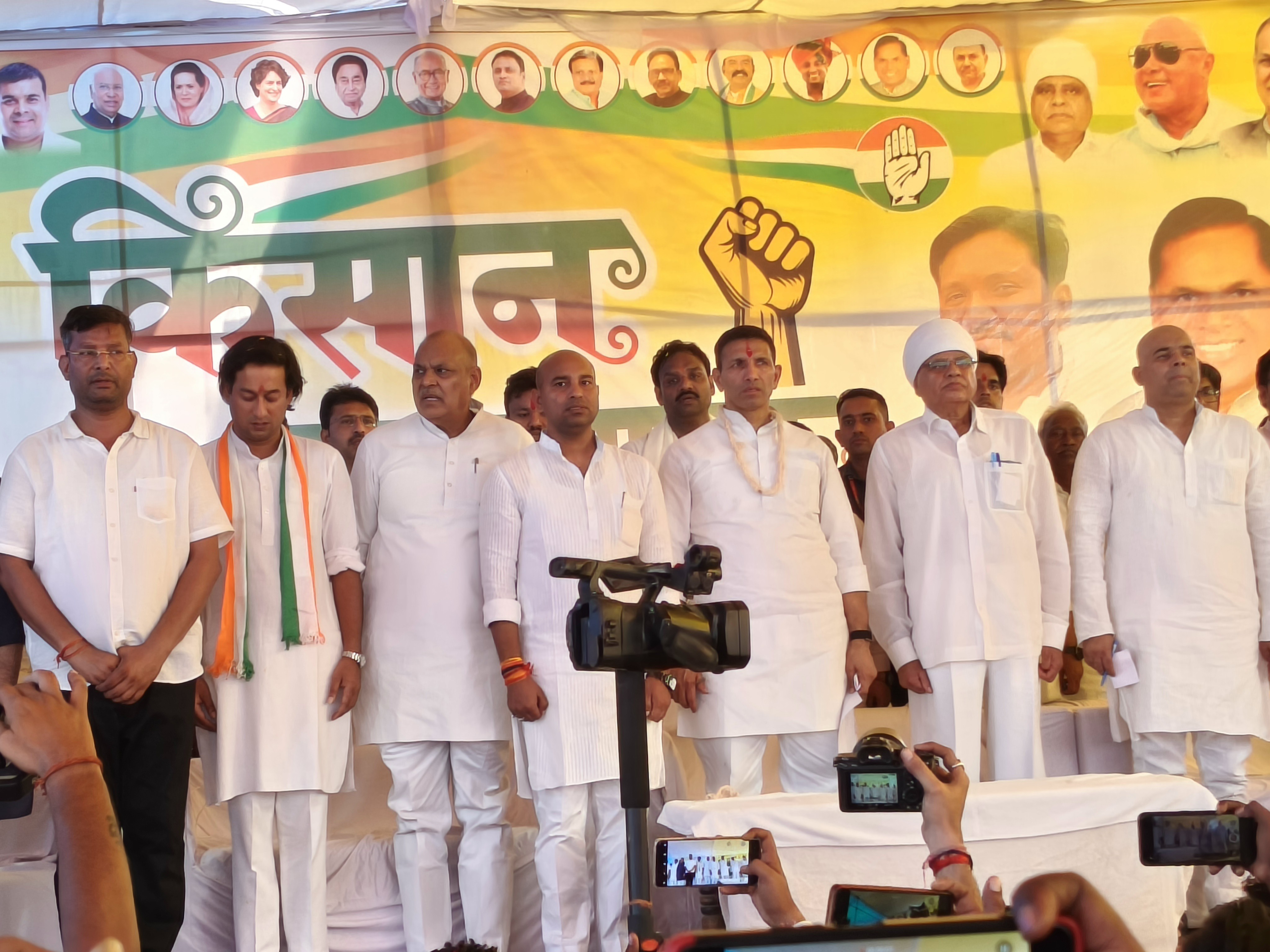 जीतू पटवारी के साथ राघौगढ़ विधायक जयवर्धन सिंह, जिला कांग्रेस अध्यक्ष मोहित अग्रवाल और अन्य कांग्रेस नेता भी उनके साथ मौजूद रहे।