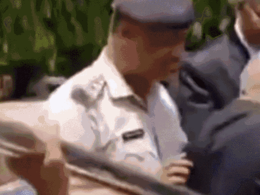 मई में हाईकोर्ट परिसर में प्रतिमा विवाद को लेकर महिला पुलिसकर्मियों से पाइप छीनते दिखे थे वकील।