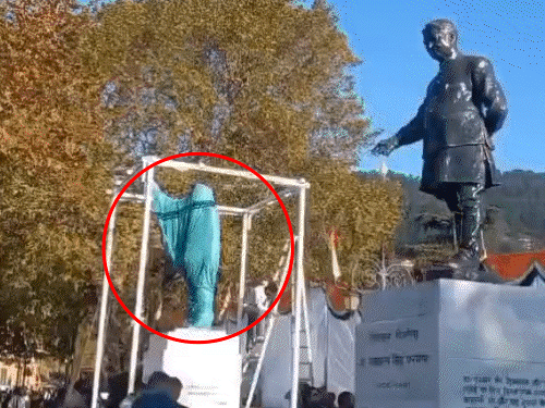 रिज पर दौलत सिंह पार्क में डॉ. यशवंत सिंह परमार की प्रतिमा के साथ स्थापित की गई वीरभद्र सिंह की प्रतिमा।
