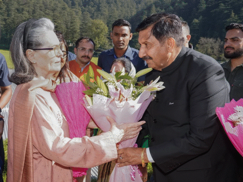 शिमला पहुंचने पर सोनिया गांधी का स्वागत करते हुए सीएम, डिप्टी सीएम और PWD मंत्री।