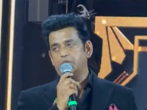 रवि किशन को फिल्म लापता लेडीज के लिए बेस्ट सपोर्टिंग एक्टर का अवॉर्ड मिला। ट्रॉफी लेते हुए वो भावुक नजर आए।