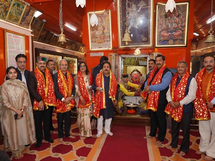 वीरभद्र सिंह की प्रतिमा के अनावरण कार्यक्रम में शामिल होने शिमला पहुंचे कांग्रेस के दिग्गज नेता बीती शाम को जाखू मंदिर में दर्शन करते वक्त।