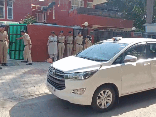 चंडीगढ़ के सेक्टर 11 की कोठी नंबर 116 की बेसमेंट में बने कमरे में सोफे पर पूरन कुमार की डेडबॉडी की तस्वीर सामने आई है। चंडीगढ़ की SSP पूरन कुमार की पत्नी से मिलने के लिए कोठी पर पहुंचीं। मंत्री कृष्ण बेदी का कहना है कि जल्द मामला सुलझ सकता है। - Dainik Bhaskar