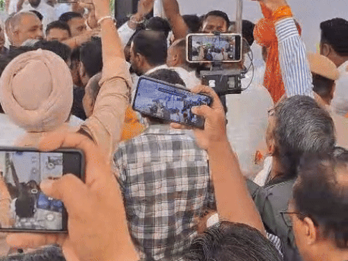 चंडीगढ़ के सेक्टर-20 में महापंचायत में हंगामा करते लोग। - Dainik Bhaskar