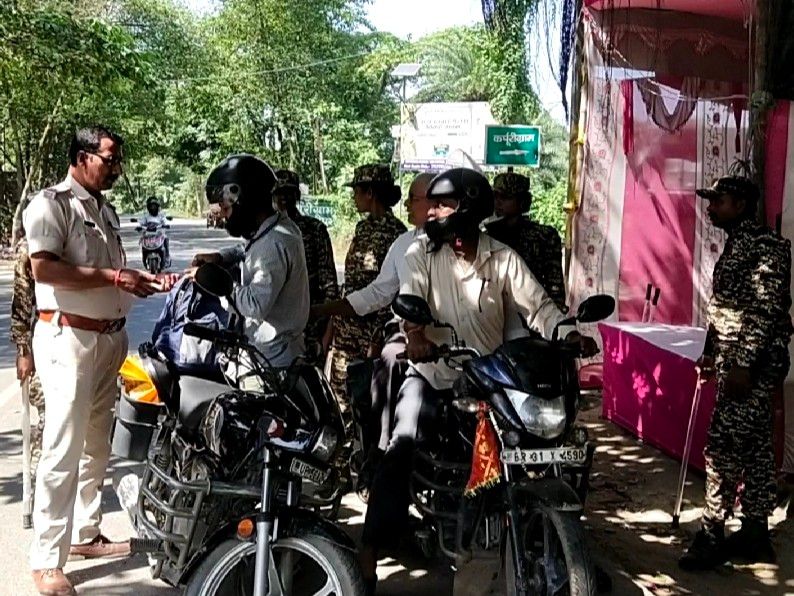 पुलिस तलाशी कर रही है।