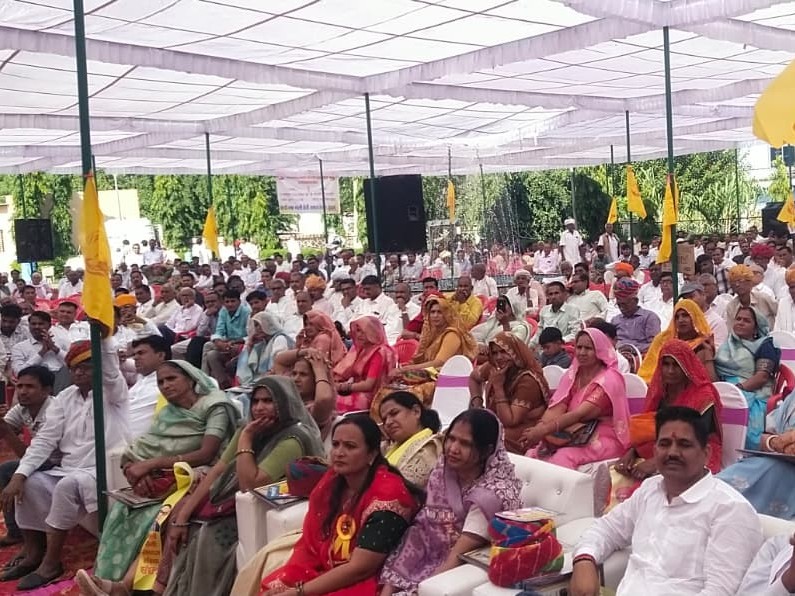 समारोह में बड़ी संख्या में समाज के लोग उपस्थित रहे।