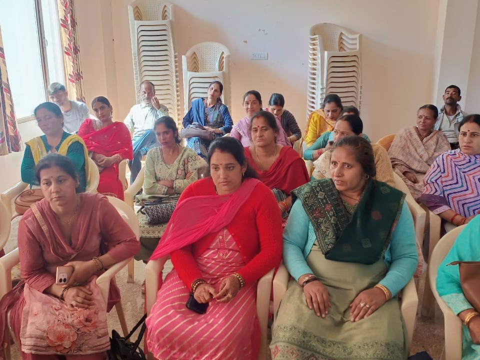 मंडी में यूनियन की बैठक में भाग लेती मिड डे मील वर्कर