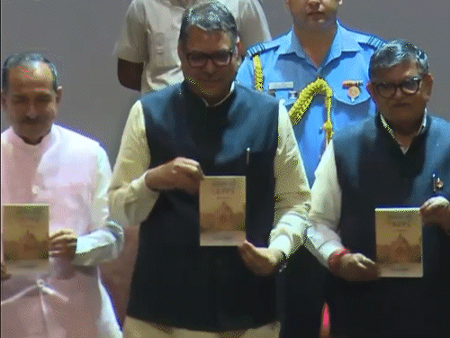 कान्सटीट्यूशन क्लब में पंजाब के राज्यपाल गुलाबचंद कटारिया ने पूनिया की किताब 'अग्निपथ नहीं, जनपथ' (संवाद से संघर्ष तक) का विमोचन किया।