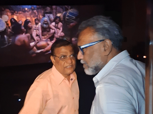जयपुर के राजमंदिर सिनेमा हॉल पहुंचे निर्देशक अनुभव सिन्हा।