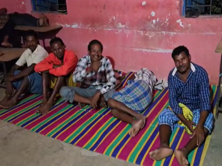 सरपंच ने युवती के परिजन और उसके गांव के लोगों को स्कूल में रहने जगह दी है।